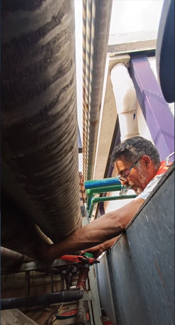 Especialista de IRYMSA trabajando junto a infraestructura de almacenamiento